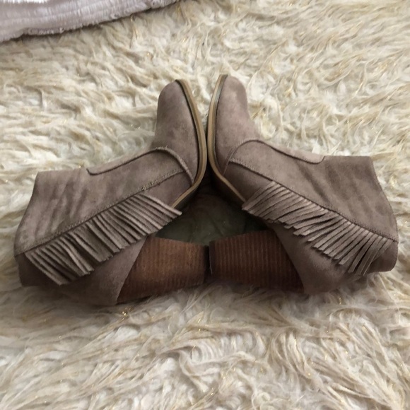 EUC Cato Fringe Taupe Tan Light Brown Size8 Faux Suede 3” Heel Ankle Boot/Bootie - Picture 8 of 8